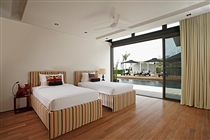 Twin bedroom with pool access